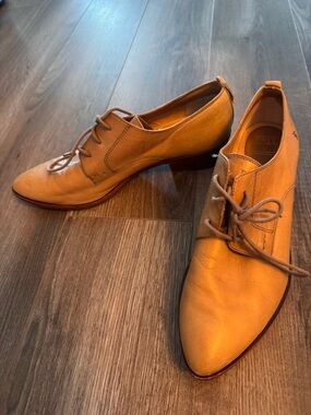 Frye Boot Tan Leather Lace-Up Pointed-Toe Oxford Heels